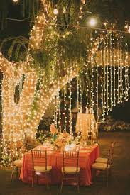 15 Idees Pour Rendre Votre Soiree Unique Et Epater Vos Amis Eclairage De Mariage Decoration Mariage Mariage A La Maison