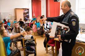 Credem ca o educatie rutiera sanatoasa incepe inca de la o varsta frageda, nu doar din momentul in care tinerii pot aplica pentru permisul de in cadrul editiilor anterioare, peste 2.000 de elevi din aceleasi comunitati au participat la proiect, 70% dintre acestia beneficiind de prima experienta. Ora De EducaÈ›ie RutierÄƒ A Inceput In 140 De È™coli Din BucureÈ™ti Elevii InvaÈ›Äƒ Regulile Pentru Pietoni È™i BicicliÈ™ti Dar È™i De Ce Trebuie SÄƒ Le Respecte Edupedu Ro