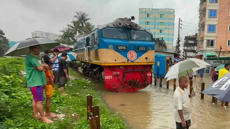 রেললাইন পানির নিচে: কক্সবাজার রুটে ট্রেন চলাচল বন্ধ