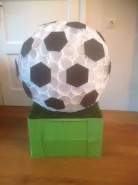 Surprise Doos Met Kunstgras Er Op Met Een Luikje Voor Het Kadootje Op Het Gras Een Enorme Voetbal Van Pla Knutselen Sinterklaas Voetbal Knutselen Sinterklaas