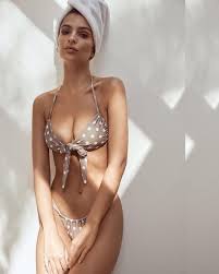 Whether It S A Thick Contrast Belt Around The Waist Or Strapped Onto A Bikini Bottom The Celebrity Bikini Emily Ratajkowski Bikini Emily Ratajkowski Swimwear