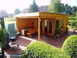Rustikales Und Modernes Flachdach Gartenhaus Mit Grossem Grillplatz Innerhalb Grillplatz Im Garten Uberdacht Das Riecht Outdoor Decor Outdoor Structures Outdoor