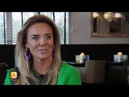 In het nieuwe linda magazine lucht monique westenberg voor het eerst uitgebreid haar hart over brazes. Monique Westenberg Verwerkt Het Verdriet Van Haar Overleden Hond In Een Kinderboek Rtl Boulevard Youtube