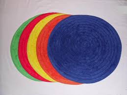 Buy small round rug and get the best deals at the lowest prices on ebay! A Guide On How To Use Small Rug In Bathrooms Yonohomedesign Com Round Bath Rug Small Round Bathroom Rug Small Round Rugs