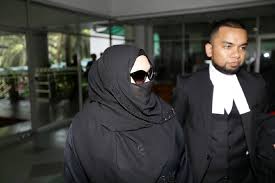 Padahal datin rozita mohamad ali awalnya didakwa melakukan percobaan pembunuhan terhadap pembantunya yang saat itu berusia 19 tahun, suyanti sutrinso. Datin Muncul Akhirnya