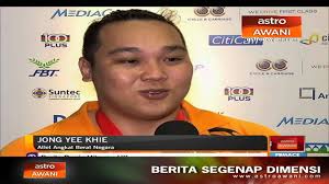 Walaupun tidak berjaya dalam percubaan pertama dengan angkatan seberat 230kg, beliau kembali bangkit untuk mengesahkan pingat perak dalam percubaan keduanya, dengan angkatan seberat 237kg. Jong Yee Khie Cipta Rekod Baru Kejohanan Youtube