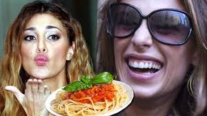 Belen-Rodriguez-spaghetti-pomodoro-sbagliati-cipolla-aglio-zucchine