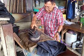 Harga jual briket arang batok kelapa tersebut diatas yaitu harga yang kami rangkum dari data dan kumpulkan melalui online dan harga lapangan di dalam negeri. Jasa Setrika Arang Masih Bertahan Di Pasar Raya Padang Antara News
