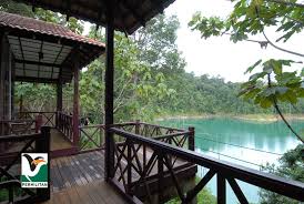 Untuk bisa berkeliling danau buatan tersebut, anda bisa menyewa speed boat di dermaga penyeberangan pangkalan gawi. Boleh Memancing Teroka Gua Ramai Tak Tahu Ada Taman Negara Di Terengganu Yang Wajib Anda Pergi