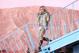 Sabrina Carpenter brings her hits (and Susan Sarandon?) to Coachella