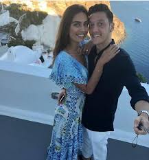From his wife or girlfriend to things such as his tattoos, cars, houses, salary & net worth. Mesut Ozil Bricht Nach Wm Aus Sein Schweigen Und Geniesst Urlaub Mit Freundin Amine Gulse Express De