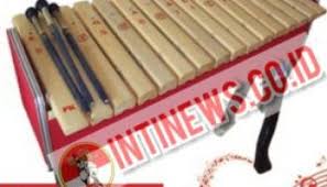 Kulit ari pada bagian badan bambu dibentuk empat dan di tengah badan dibuat lubang sebagai. Triangle Alat Musik Tidak Bernada