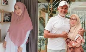 Shireen sungkar dan zaskia sungkar akhirnya angkat bicara terkait kasus yang kini menjerat ayahnya. 10 Potret Santi Asoka Mala Istri Mark Sungkar Yang Miliki Beda Usia 45 Tahun