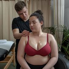 For baby massage, opt for cold-pressed oils like coconut, almond, or olive  oil. These oils, rich in long-chain fatty acids and tocopherols, boost skin  hydration, reinforce lipid barriers, and enhance elasticity. Always