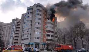 Publicatia locală focuspress , citată de hotnews.ro, scrie că este vorba despre un incendiu izbucnit la o magazie de aluminiu, pe aproximativ 40 de mp, la fabrica de bca celco. Video Incendiu In ConstanÈ›a Intr Un Bloc De Pe Bulevardul Mamaia LangÄƒ Spitalul Militar O Femeie A Murit DupÄƒ Ce A CÄƒzut De La Etajul 6 Scara Pompierilor A Ajuns Cu DouÄƒ Minute