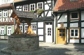 Alte häuser sind aufgrund ihres charmes und ihrer oft guten lage beliebt, aber auch renovierungsanfällig. Bick Auf Das Alteste Haus Von Wernigerode Und Einen Brunnen Wernigerode Altes Haus Fachwerk