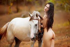 Nude with a horse Porno Foto - EPORNER