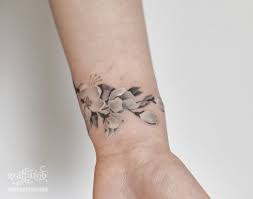 Lilly tattoos are a symbol of partnership. 20 Elegant Wrist Tattoos Oberarm Tattoo Frauen Blumen Orchideen Tattoo Handgelenk Weisse Tattoos