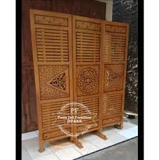 Sekat ruangan ini berbahan kayu jati tpk perhutani berkualitas yang dihiasi ornamen ukiran simpel cantik yang akan menambah keindahan rumah anda. Sketsel Penyekat Pemisah Ruangan Kayu Jati Pintu Partisi Motif Minimalis Free Ongkir Shopee Indonesia