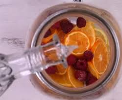 Ingredients 3 Clementines Tranchees1 Citron Tranche250 G De Framboises Surgelees1 Anis Etoile2 Clous Noel Recette Aperitif Recette Repas Noel Sangria De Noel