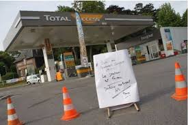 Et même si les dépôts de carburant risquent d'être à sec, europe 1 rapporte des indications fournies par total qui expliquent qu'une trentaine de dépôts sont équipés d'oléoducs qui permettent d'approvisionner directement les dépôts. Carte Blocages Et Penurie De Carburant En Normandie Ou Trouver De L Essence 76actu