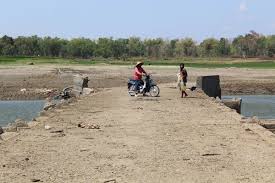 Mengapa waduk gajah mungkur dibangun di wonogiri? Nostalgia Gajah Mungkur Jembatan Bawah Waduk Muncul Kembali