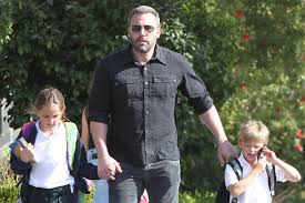 Owner of the second best chin in the world, director, actor, writer, producer and founder of. Ben Affleck Er Ist Wieder Im Entzug Gala De
