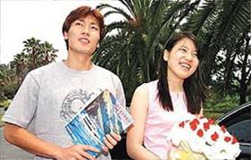 두 사람은 자녀들을 위해서 최대한 조심스럽고 조용하게 이혼을 했습니다. ì¡ì¢êµ­ ì ë¶ì¸ ê¹ì ì ì¬ë§ ì¸ë²ì§¸ ê²°í¼ ëì²´ë¶ê° ì¹´ì¼í