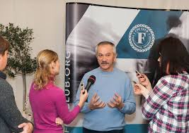 Найпоширеніша версія повідомляє, що місцевість, де тепер знаходиться луцьк, мала вигідне оборонне розташування — з півночі та заходу межі міста визначалися вигином річки стир, на півдні протікав. Viktor Pinzenik Rizik Defoltu Zavzhdi Ye Suputnikom Borgiv Portal Novin Lb Ua