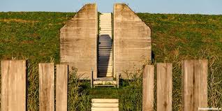 Bij oorlogsdreiging konden militairen van muiden tot aan de biesbosch brede stroken land onder water zetten, zodat holland onbereikbaar was. Doorgezaagde Bunker 599 Culemborg