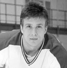 Cards to recognize 3 former hockey standouts