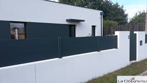 Simple Sobre Epure Quelques Mots Qui Decrivent Cette Cloture Aluminium A Lames Larges Posee Pour Mettre En Vale Cloture Maison Cloture Aluminium Cloture Alu
