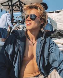 Maybank on the netflix teen drama series outer banks. Paradise On Earth Rudy Pankow That S It That S The Post