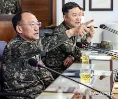 웨인 마로토 미 육군 대령 트위터 갈무리/뉴스1 (서울=뉴스1) 조소영 기자 = 미군과 다른 국제군이 주둔 중인 알 아사드 공군기지(aaab)를 겨냥한 무인 항공 감시 시스템의 공격이 있었으나 현재까지 보고된 부상은. í•´êµ° ê³µêµ° í•´ë³'ëŒ€ ì¼ì œížˆ ì§€íœ˜ê´€ ì†Œì§' ì‚¬ê±´ ì‚¬ê³  ì˜ˆë°©ì±… ë…¼ì˜ ë‰´ìŠ¤ ë™ì•„ë‹·ì»´