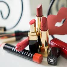 Für volle lippen eignen sich hingegen matte dunkle weinrote lippenstifte. Lippenstift Guide Welches Rot Steht Dir Fetzionista