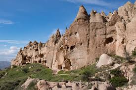 Das gebiet, das als kappadokien bezeichnet wird, umfasst heutzutage hauptsächlich die provinzen nevşehir, niğde, aksaray, kırşehir und kayseri.einer der bekanntesten orte ist göreme mit seiner aus dem weichen tuff herausgehauenen. Kappadokien Reise Mein Tipp Die Hohlen Von Zelve