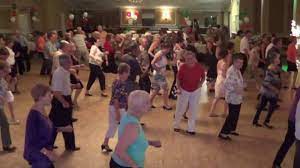 Danser apporte beaucoup de bienfaits car cela acadezik met à votre disposition des cours en ligne adaptés pour les débutants. Les 5 Danses En Ligne A Maitriser Pour Les Fetes Le Groupe Maurice