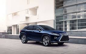 The sporty exteriors with the big tires and flared arches are nothing short of a. Comparison Lexus Rx 450h 2017 Vs Toyota Rav4 Hybrid Xle 2017 Suv Drive