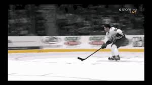 Zur ausführung des penalty darf der gefoulte spieler vom mittelpunkt der eisfläche weg alleine auf den gegnerischen tormann zufahren. Den Penalty Trick Auf Die Spitze Getrieben Watson