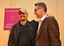 Sono queste le parole di salvatore daniele, fratello di pino daniele, sullo striscione che lui ha appeso dal balcone di casa sua, in san giovanni maggiore pignatelli, nel centro storico di napoli. Quando Pino Daniele A New York Duetto Con John Turturro E Poi Incanto Harlem La Voce Di New York