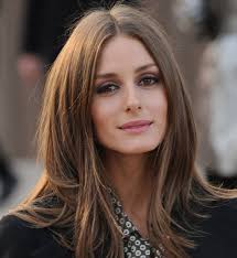 Vous avez envie de changer de tête, de donner de la brillance et de l'intensité à votre couleur naturelle ou de cette technique de coloration permet d'estomper jusqu'à 50% des cheveux blancs et de sublimer une couleur naturelle en apportant un reflet ou un effet gloss. Cheveux Marron Les 6 Nuances De Marron Tendances De La Saison 2020