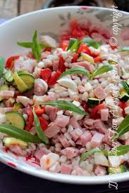 Prendere uno scavino e usarlo per svuotate le zucchine della polpa bianca; Orzo Perlato Insalata Fredda Zucchine E Prosciutto Cotto Ricette Idee Pasto Sano Idee Alimentari