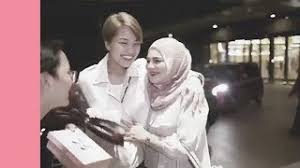 Ramai peminat teruja apabila janna nick mengakui dia kini sedang hangat bercinta dengan pelakon baru berdarah kacukan, dini azan schatzmann. Janna Nick Hadiahkan Ibu Kereta Mewah Youtube