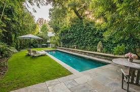 Jennifer Lawrence Im Garten Grenzt An Die Terrasse Ein Grosser Pool In Direkter Nachbarschaft Wohnen Penelope C Kleine Hinterhof Pools Langer Pool Hintergarten