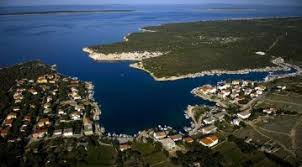 Malý přístav a letovisko mandre s moderními rodinnými domy je skryto v hustém sosnovém lese a jeho obyvatelé se zabývají výlučně turistickým ruchem. Simuni Insel Pag Kroatien Wettervorhersage Fur Mandre Zeljka