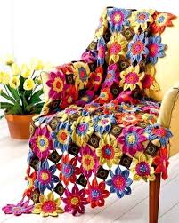 ورود كروشية ملونة ومسطحة يشبك بينها مربعات كروشية صغيرة كمفرش ملون للكنب واجزاء البيت الأخرى حياكة ممتعة knit and crochet now crochet throw crochet blanket