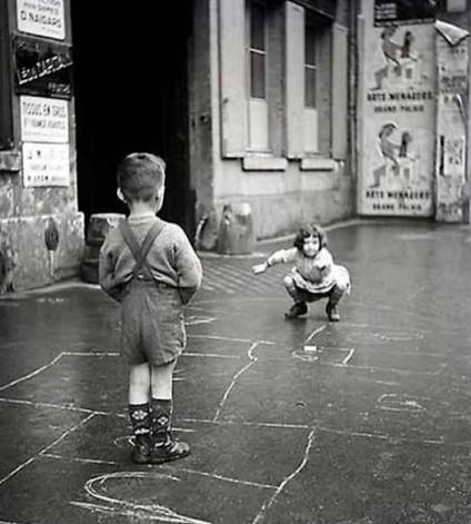 Somos los de la generación de las nostalgias, los que a veces añorando la  vida de antes, sin querer hacemos comparaciones... Somos esos niños y niñas  que crecieron jugando en la calle,