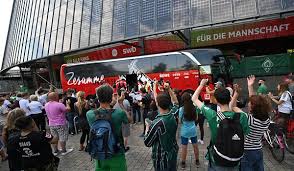 Die billigste ist per mitfahrdienst und kostet 16€. 1 Fc Koln Macht Sich Mit Bundesliga Debakel Gegen Werder Bremen Lacherlich Mopo De