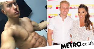 We link to the best sources from around the world. Kris Boyson Hits Back At Trolls Claims His Six Pack Is Photoshopped With Topless Video Newsgroove Uk