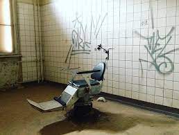 Die inzwischen stark verfallenen gebäude strahlen immer noch einen. Beelitz Heilstatten Das Ist Die Gruselige Geschichte Von Hitlers Krankenhaus Express De